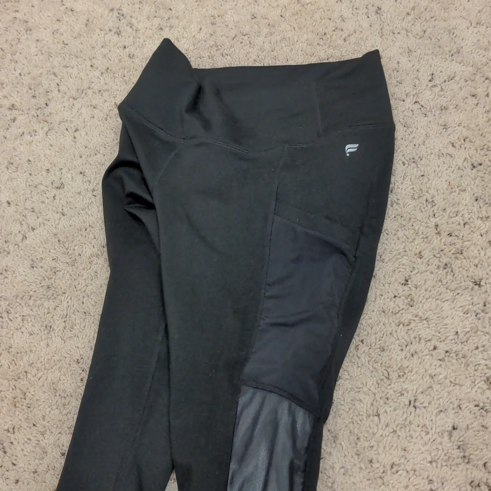 PowerHold by Fabletics black leggings 3 pockets mesh side panels high rise crop - Picture 3 of 6